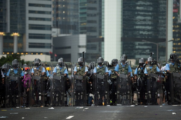 «Χάος» στο Χονγκ Κονγκ: Βίαιες συγκρούσεις για το ν/σ που επιτρέπει έκδοση υπόπτων στην Κίνα