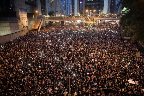 Χονγκ Κονγκ: Δύο εκατομμύρια διαδηλωτές στους δρόμους