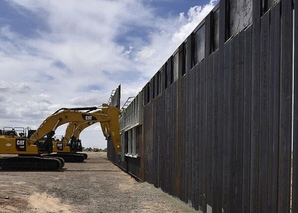 Υποστηρικτές του Τραμπ κατασκευάζουν ιδιωτικό τείχος στα σύνορα με το Μεξικό