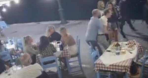 Η στιγμή που ο υπεύθυνος εστιατορίου στην Κρήτη σώζει πελάτη από πνιγμό