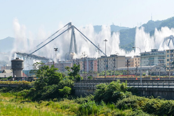 Κατεδαφίστηκε η γέφυρα στη Γένοβα - Η στιγμή της έκρηξης στους δυο τελευταίους πυλώνες