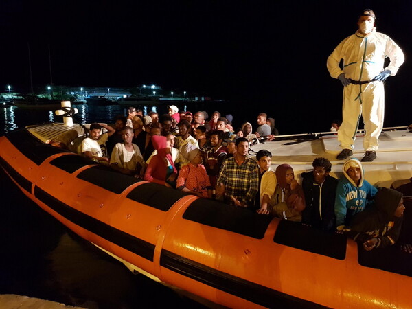 Ιταλία: Δεκάδες μετανάστες αποβιβάστηκαν στη Λαμπεντούζα - «Ήττα» για τον Ματέο Σαλβίνι