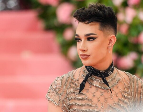 Ο James Charles δηλώνει παρθένος 19 ετών και απαντά στην επίθεση της Τati