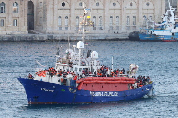 Μάλτα: Πρόστιμο σε καπετάνιο πλοίου που διέσωζε μετανάστες