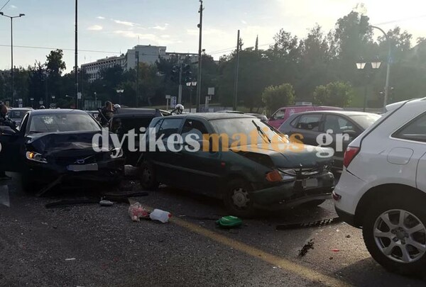 Καραμπόλα με τραυματίες στην Βασιλίσσης Σοφίας - Συγκρούστηκαν αυτοκίνητα και μια μηχανή