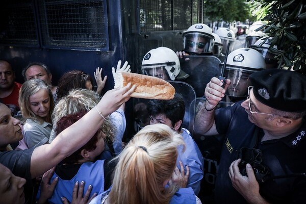 Καθαρίστριες του Δρομοκαΐτειου πέταξαν ψωμί στα ΜΑΤ - Ένταση και λιποθυμίες στην Ηρώδου Αττικού