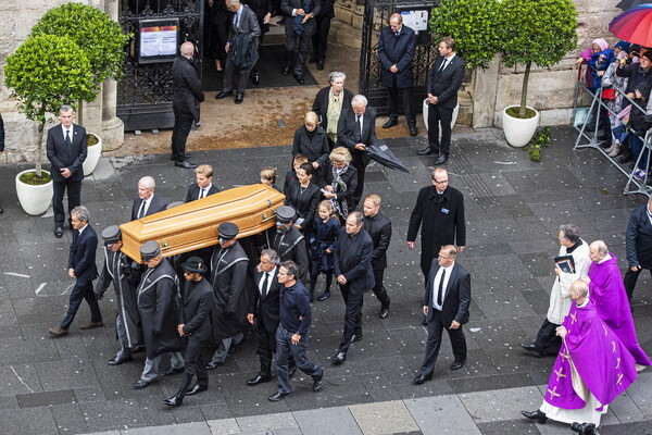 Συγκίνηση στην κηδεία του Νίκι Λάουντα - Έβαλαν το κράνος του πάνω στο φέρετρο