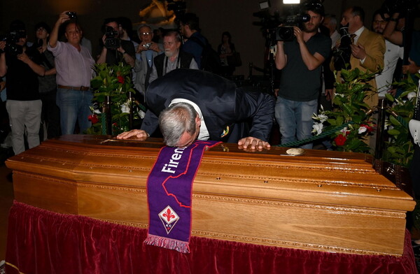 Το τελευταίο αντίο στον Φράνκο Τζεφιρέλι - Χιλιάδες στην κηδεία του σκηνοθέτη στη Φλωρεντία