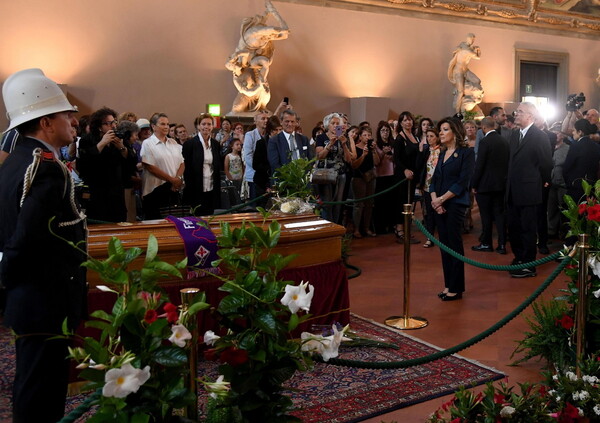 Το τελευταίο αντίο στον Φράνκο Τζεφιρέλι - Χιλιάδες στην κηδεία του σκηνοθέτη στη Φλωρεντία