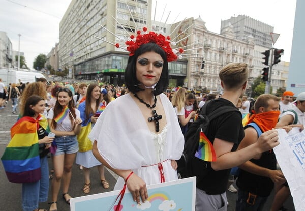 Χιλιάδες άνθρωποι στο Pride της Ουκρανίας, αλλά με έναν μικρό στρατό για προστασία από ακροδεξιούς