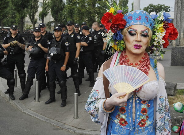 Χιλιάδες άνθρωποι στο Pride της Ουκρανίας, αλλά με έναν μικρό στρατό για προστασία από ακροδεξιούς