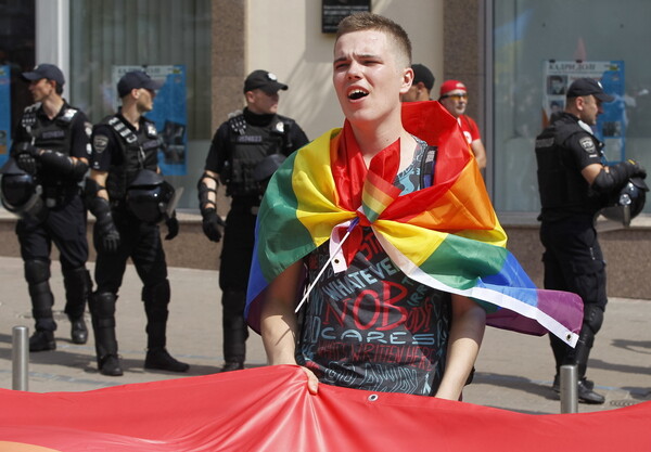 Χιλιάδες άνθρωποι στο Pride της Ουκρανίας, αλλά με έναν μικρό στρατό για προστασία από ακροδεξιούς