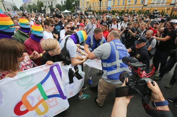 Χιλιάδες άνθρωποι στο Pride της Ουκρανίας, αλλά με έναν μικρό στρατό για προστασία από ακροδεξιούς