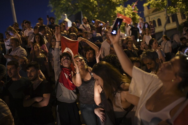 H Κωνσταντινούπολη πανηγυρίζει - Γλέντι στους δρόμους για την ήττα Ερντογάν και τον θρίαμβο Ιμάμογλου