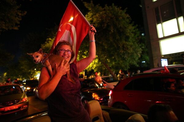 H Κωνσταντινούπολη πανηγυρίζει - Γλέντι στους δρόμους για την ήττα Ερντογάν και τον θρίαμβο Ιμάμογλου