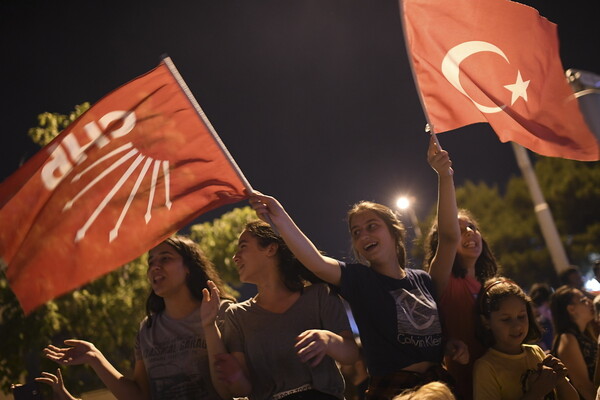 H Κωνσταντινούπολη πανηγυρίζει - Γλέντι στους δρόμους για την ήττα Ερντογάν και τον θρίαμβο Ιμάμογλου
