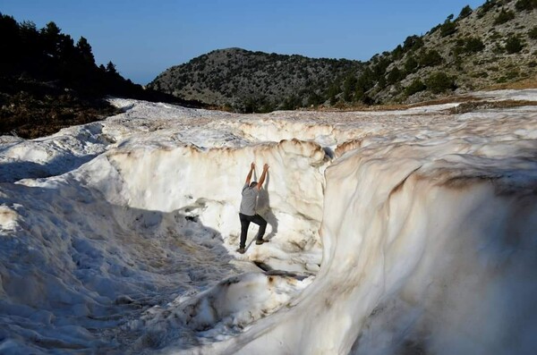 Είναι 9 Ιουνίου και στην Κρήτη συμβαίνει αυτό - Εντυπωσιακή φωτογραφία με τεράστιο όγκο χιονιού που δεν λιώνει