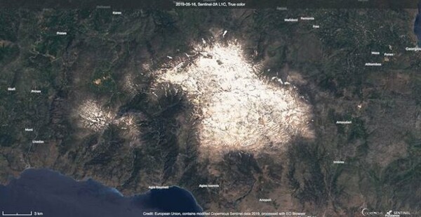 Είναι 9 Ιουνίου και στην Κρήτη συμβαίνει αυτό - Εντυπωσιακή φωτογραφία με τεράστιο όγκο χιονιού που δεν λιώνει