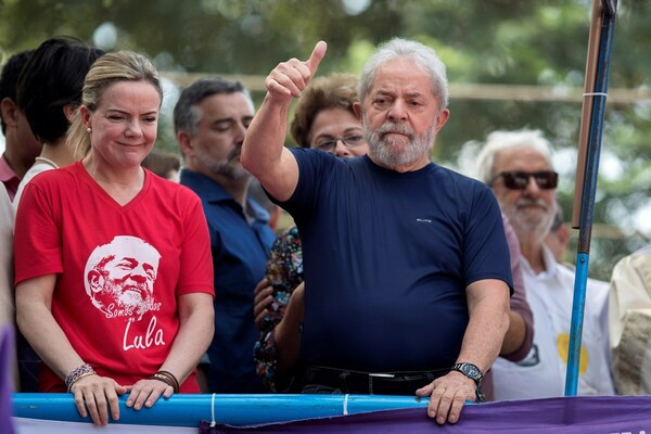 Λούλα: «Ο Μπολσονάρου είναι ένας άρρωστος που πιστεύει ότι το πρόβλημα της Βραζιλίας λύνεται με τα όπλα»