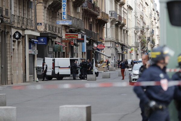 Επίθεση στη Λιόν: Ανθρωποκυνηγητό για τη σύλληψη του δράστη