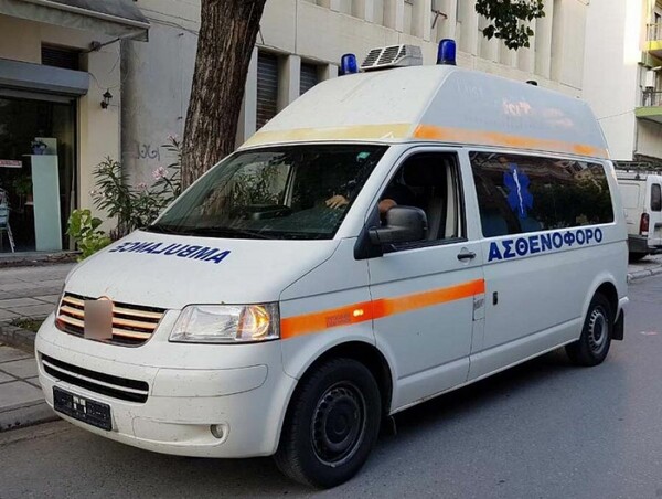 Καταδίωξη «μαϊμού» ασθενοφόρου στη Θεσσαλονίκη - Με ιατρικές φόρμες μετέφεραν μετανάστες