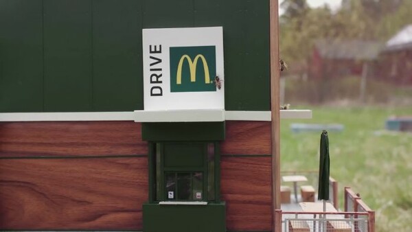 Τα McDonald's άνοιξαν ένα μικροσκοπικό εστιατόριο για μέλισσες