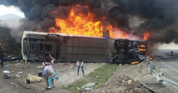 Δεκάδες νεκροί και τραυματίες από σύγκρουση λεωφορείου με φορτηγό στο Μεξικό
