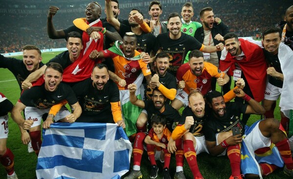 Τουρκία: Ο Μήτρογλου πανηγύρισε με ελληνική σημαία το πρωτάθλημα της Γαλατάσαραϊ