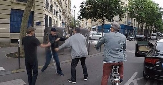 Γαλλία: Σε δίκη παραπέμπεται οδηγός που δεν έδωσε προτεραιότητα σε τυφλό και έδειρε τον συνοδό του