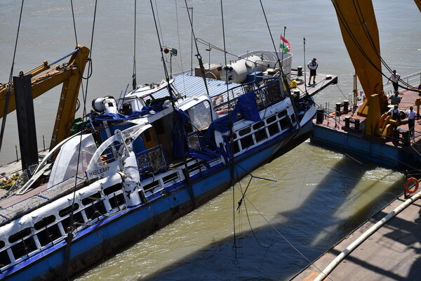 Ναυάγιο στον Δούναβη: Ανελκύστηκε το μοιραίο πλοίο