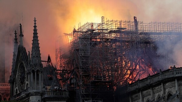 Γαλλία: Οι Αρχές διερευνούν την πιθανότητα αμέλειας για την φωτιά στην Παναγία των Παρισίων