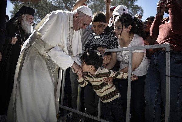 Ο Πάπας Φραγκίσκος κάνει δωρεά 100.000 ευρώ για τους πρόσφυγες στη Μόρια