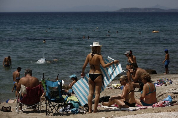 Το αδιαχώρητο σήμερα στις παραλίες: Oι Αθηναίοι γέμισαν τις πλαζ - Φωτογραφίες από Βάρκιζα, Σαρωνίδα και νότια προάστια