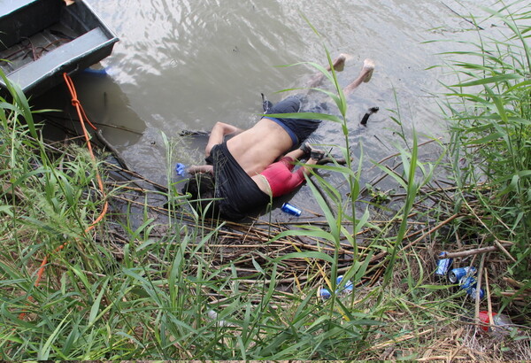 Πατέρας και κόρη πνίγηκαν αγκαλιασμένοι: Η συγκλονιστική φωτογραφία στα σύνορα ΗΠΑ - Μεξικού