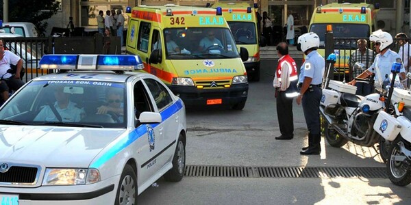 Σοβαρό τροχαίο στην Πατησίων - Όχημα χτύπησε δύο πεζές γυναίκες και τις τίναξε στο άλλο ρεύμα