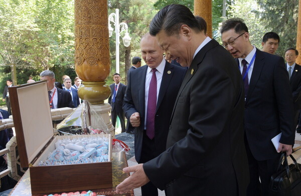 Ο Πούτιν έκανε δώρο παγωτό στον πρόεδρο της Κίνας για τα γενέθλιά του