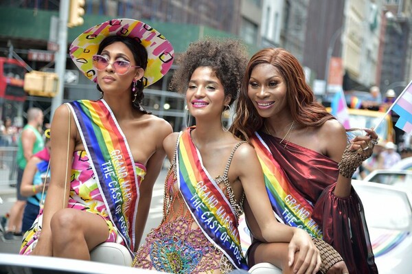 Το θεαματικό Pride της Νέας Υόρκης - Πολύχρωμη Παρέλαση Υπερηφάνειας με χιλιάδες ανθρώπους στην 5η Λεωφόρο