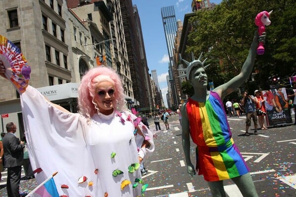 Το θεαματικό Pride της Νέας Υόρκης - Πολύχρωμη Παρέλαση Υπερηφάνειας με χιλιάδες ανθρώπους στην 5η Λεωφόρο