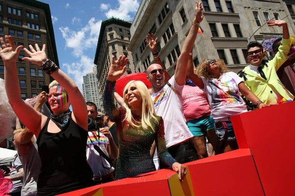 Το θεαματικό Pride της Νέας Υόρκης - Πολύχρωμη Παρέλαση Υπερηφάνειας με χιλιάδες ανθρώπους στην 5η Λεωφόρο