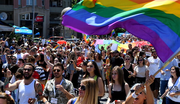 Το πρώτο Pride στα Σκόπια - Καύσωνας και γυμνόστηθες Femen στο Παρίσι