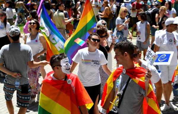 Το πρώτο Pride στα Σκόπια - Καύσωνας και γυμνόστηθες Femen στο Παρίσι