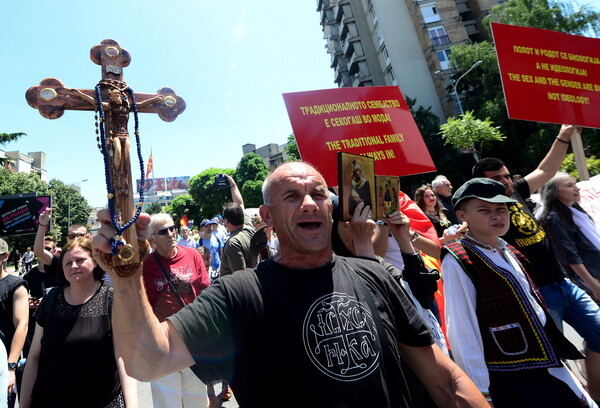 Το πρώτο Pride στα Σκόπια - Καύσωνας και γυμνόστηθες Femen στο Παρίσι