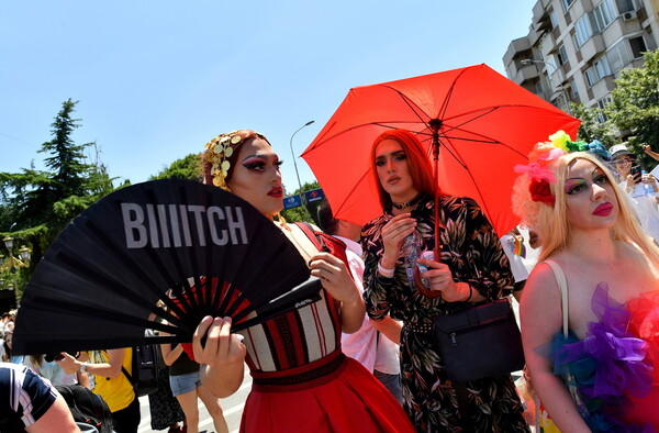 Το πρώτο Pride στα Σκόπια - Καύσωνας και γυμνόστηθες Femen στο Παρίσι