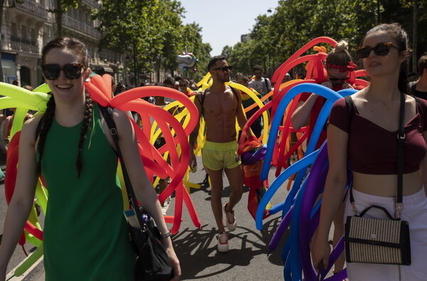 Το πρώτο Pride στα Σκόπια - Καύσωνας και γυμνόστηθες Femen στο Παρίσι