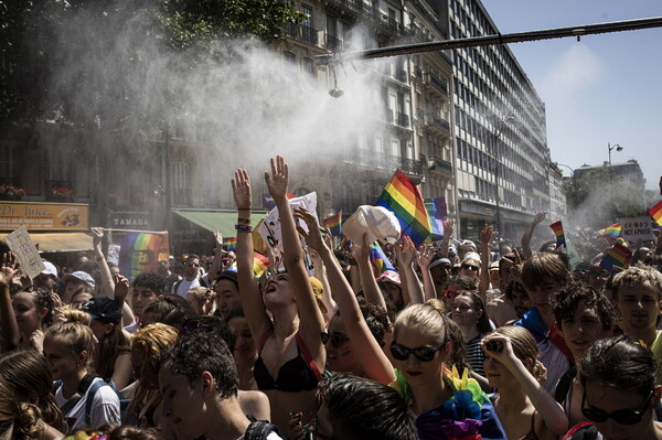 Το πρώτο Pride στα Σκόπια - Καύσωνας και γυμνόστηθες Femen στο Παρίσι