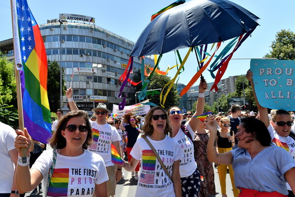 Το πρώτο Pride στα Σκόπια - Καύσωνας και γυμνόστηθες Femen στο Παρίσι