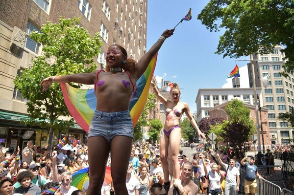 Το θεαματικό Pride της Νέας Υόρκης - Πολύχρωμη Παρέλαση Υπερηφάνειας με χιλιάδες ανθρώπους στην 5η Λεωφόρο