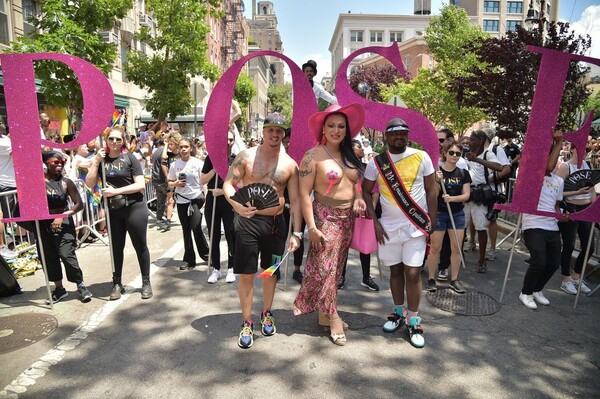 Το θεαματικό Pride της Νέας Υόρκης - Πολύχρωμη Παρέλαση Υπερηφάνειας με χιλιάδες ανθρώπους στην 5η Λεωφόρο