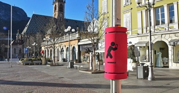 Η Ιταλία βάζει «προφυλακτήρες κεφαλιών» σε πινακίδες για να προστατεύσει τους χρήστες των κινητών