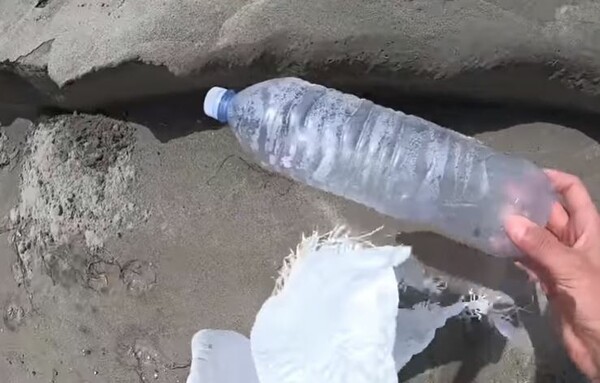 Ο ράπερ N.O.E. καθάρισε μόνος του παραλία στη Λάρισα - Γέμισε 20 τσουβάλια με σκουπίδια